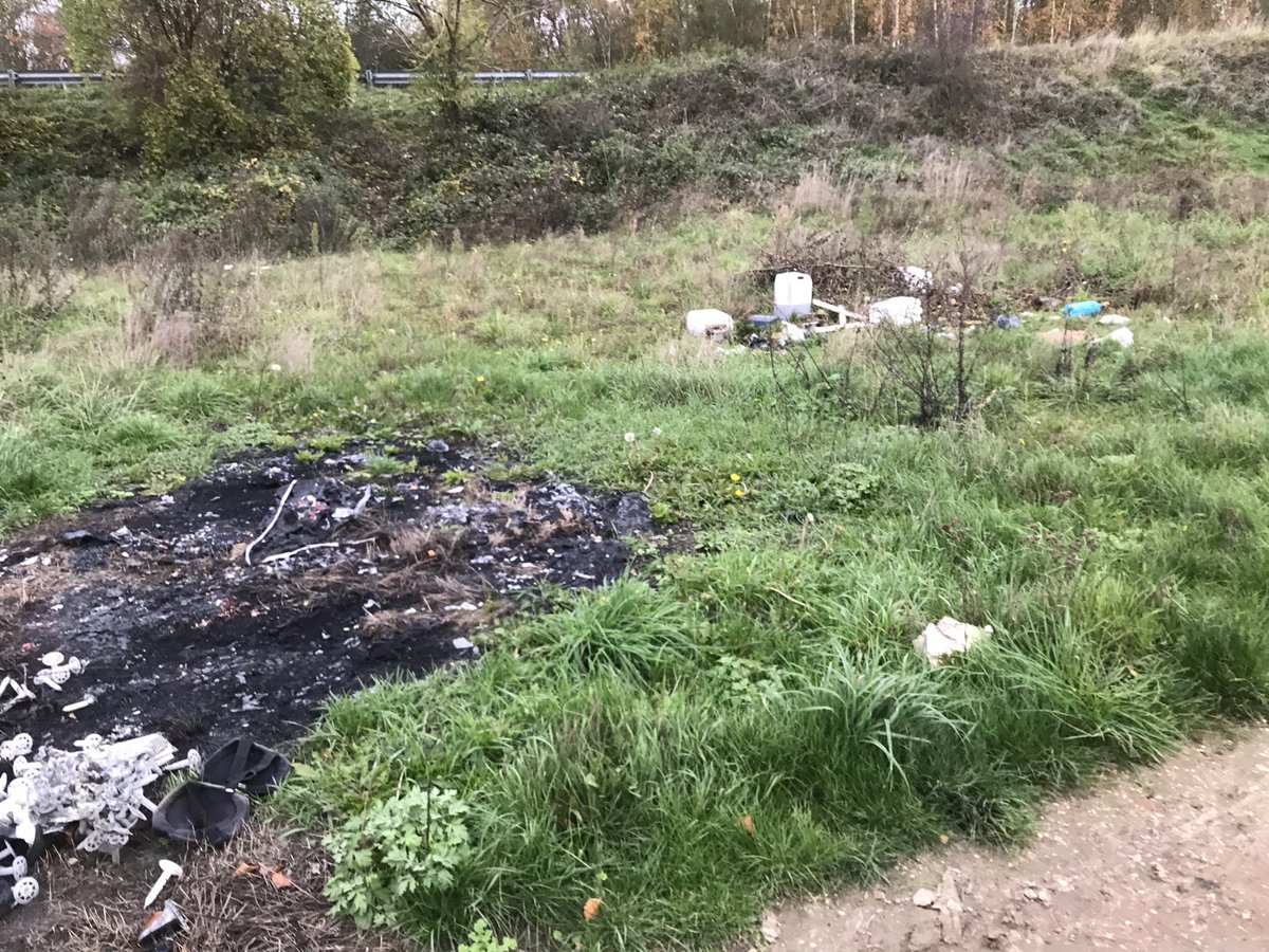 PTouchais's tweet photo. Encore des gâcheurs de nature en bordure de champs croisement A16 / route Saveuse ! Les agris prennent soin des paysages et chemins alors un peu de respect 🤬😓 alerte @AmiensMetropole⁩ ⁦@WakeUpAmiens⁩ ⁦@FDSEA80⁩ @prefet80 https://t.co/GWEkLX1RqX