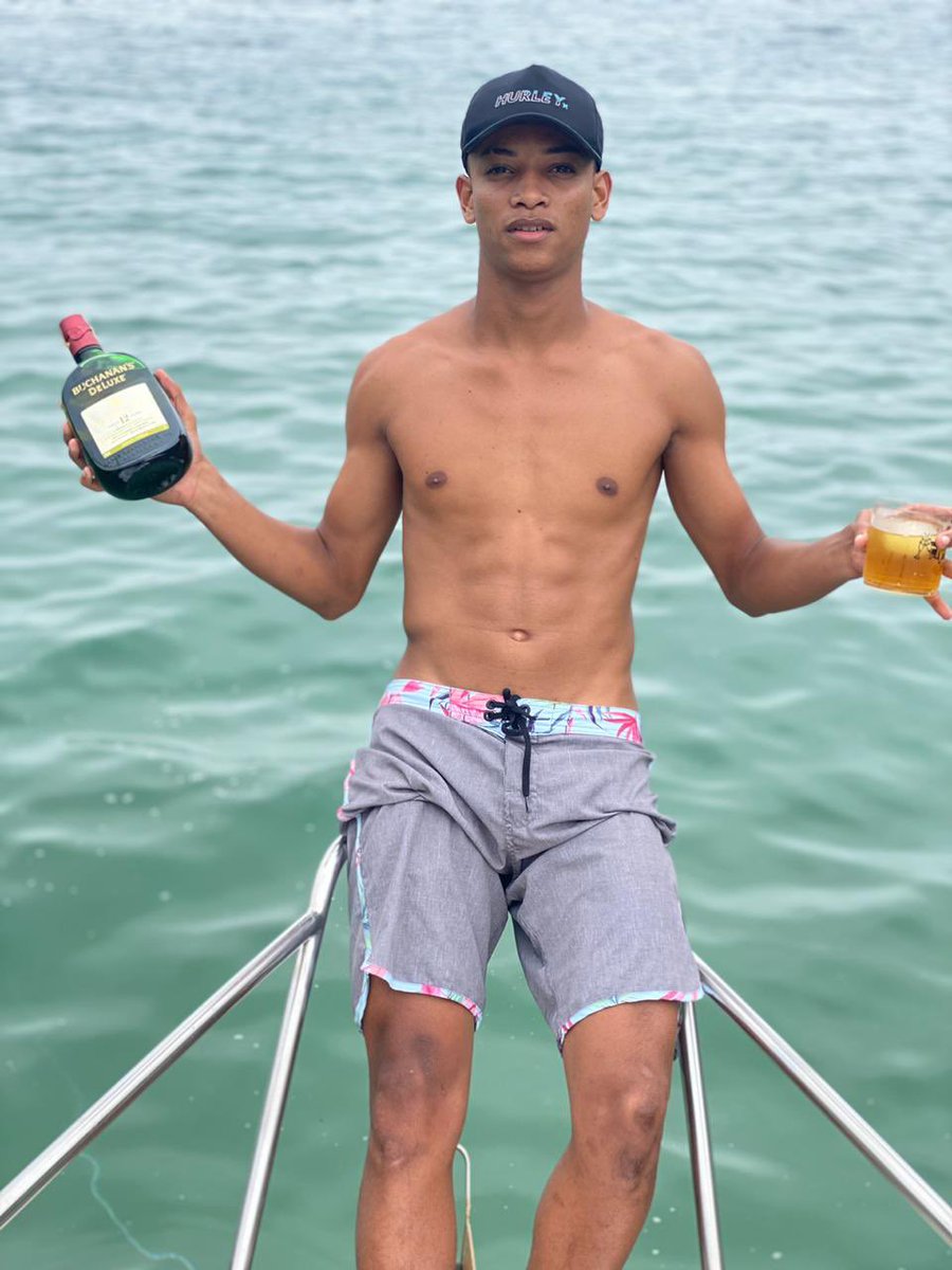 Digaodocorte's tweet photo. Tô aqui pra te mostrar que favelado tbm pode 🌊🥃🤑 https://t.co/n8sTOSu2v3
