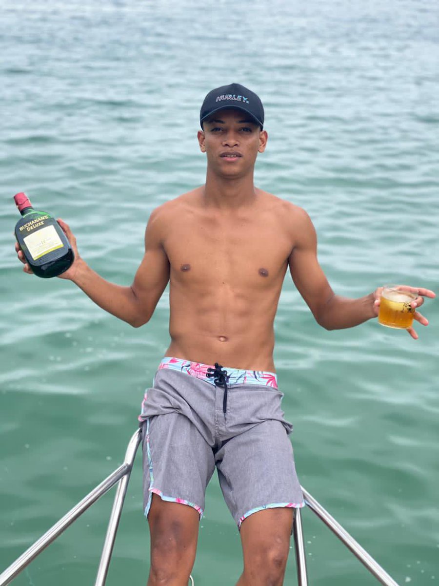Digaodocorte's tweet photo. Tô aqui pra te mostrar que favelado tbm pode 🌊🥃🤑 https://t.co/n8sTOSu2v3