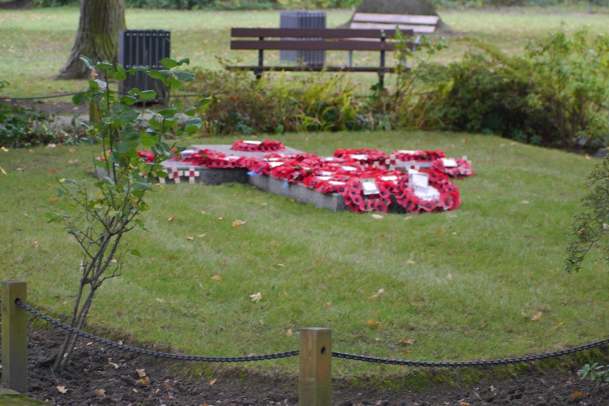 PettsWoodHall's tweet photo. Current circumstances meant reduced numbers and everyone wearing masks and gloves but it didn’t detract from the feeling of gratitude towards our armed services and our allies. @REvanJones laid a wreath on behalf of the Trust. Thank you Mike for the photos. https://t.co/RIoleLJ3sE