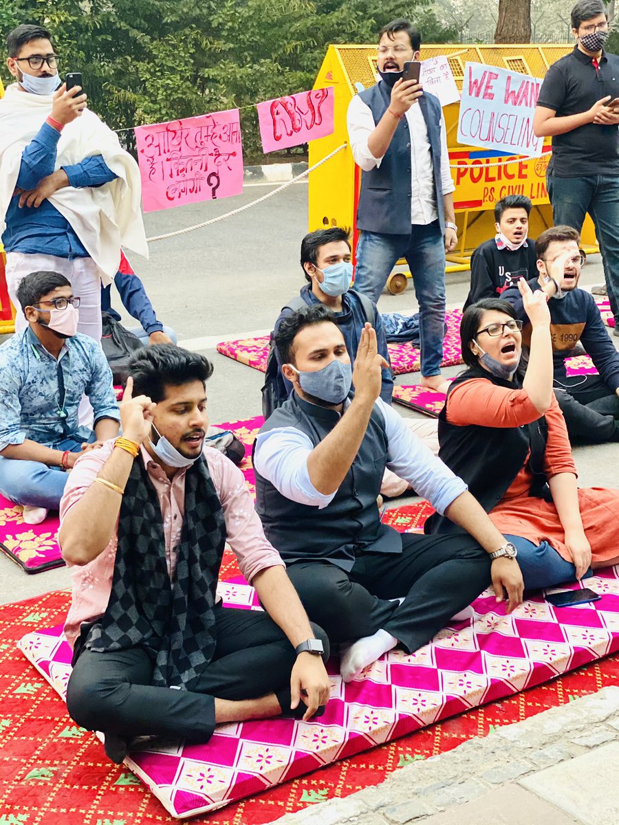 ipradeeptanwar's tweet photo. आज छात्र विरोधी @ArvindKejriwal सरकार के विरूद्ध चल रहे हमारे आंदोलन के 7वे दिन छात्रो द्वारा छात्र विरोधी केजरीवाल जी का पुतला बना विनम्रतापूर्वक अपना ज्ञापन सौंप उन्हें एवं उनका झूठ और पाखंड का घमंड तोड़ हमारी जायज मांगो को मानने का निवेदक किया

#SaveDelhiEducation #SaveGbpec https://t.co/oJi9oaOZVc