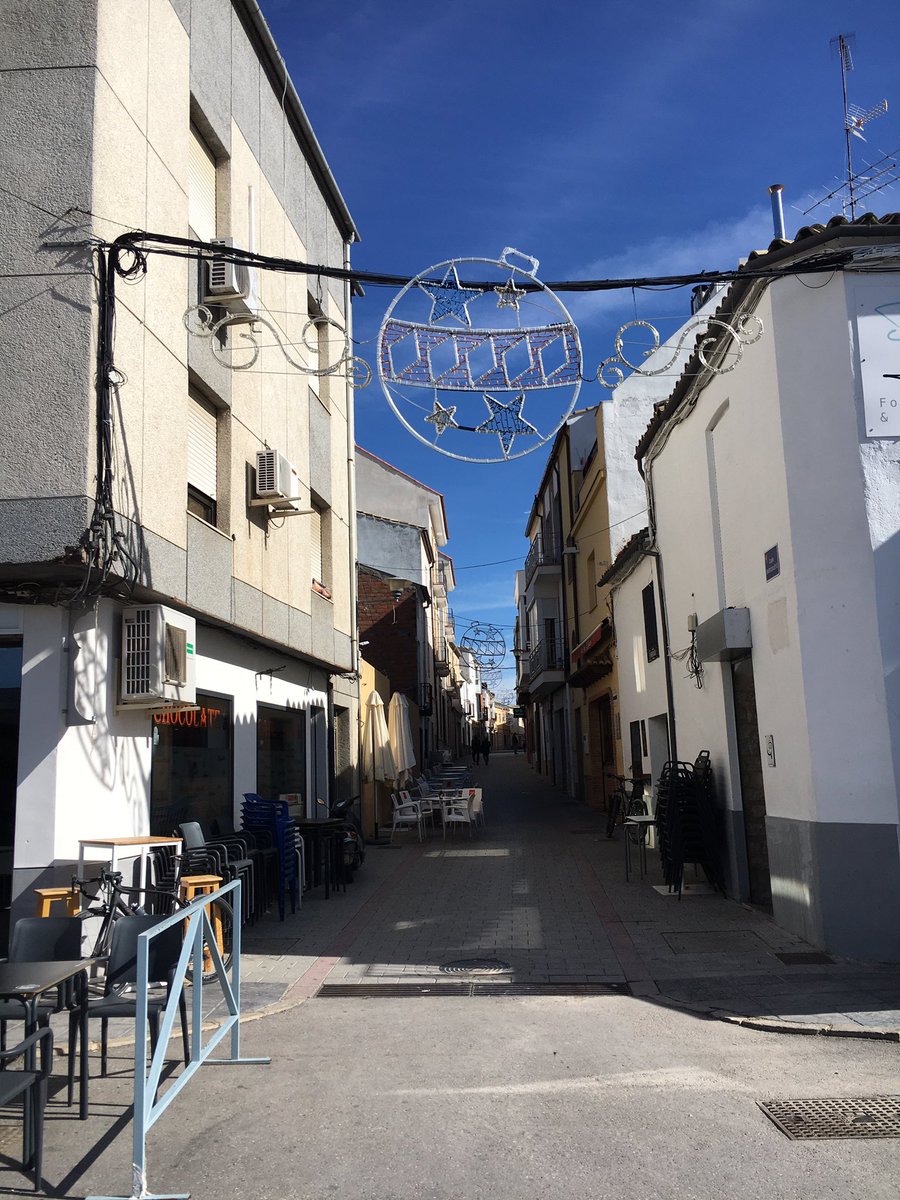 Jrpec_21's tweet photo. Después de que el año pasado llegaran algo tarde, Torreperogil se adelanta más que nunca a la navidad.
Luces de navidad ya instaladas en algunas calles en este 2020🌟🎄
@mOrenikkO93 @Mr_SanGar93 @LNavidenas
#lucessi #sialaslucesdenavidad https://t.co/PVgNkHDYS5
