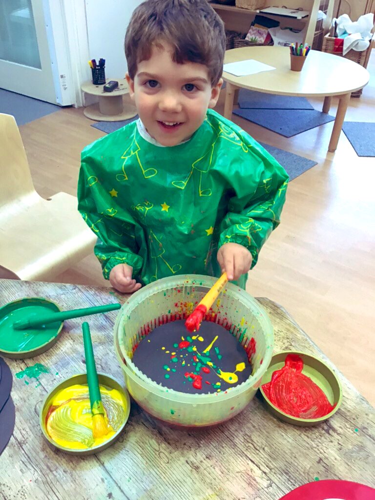 Robins_HMCS's tweet image. This week our Nursery Wrens have been exploring making marks with paint to create firework pictures #WeAreCurious @EYTagteam #MakingMarks