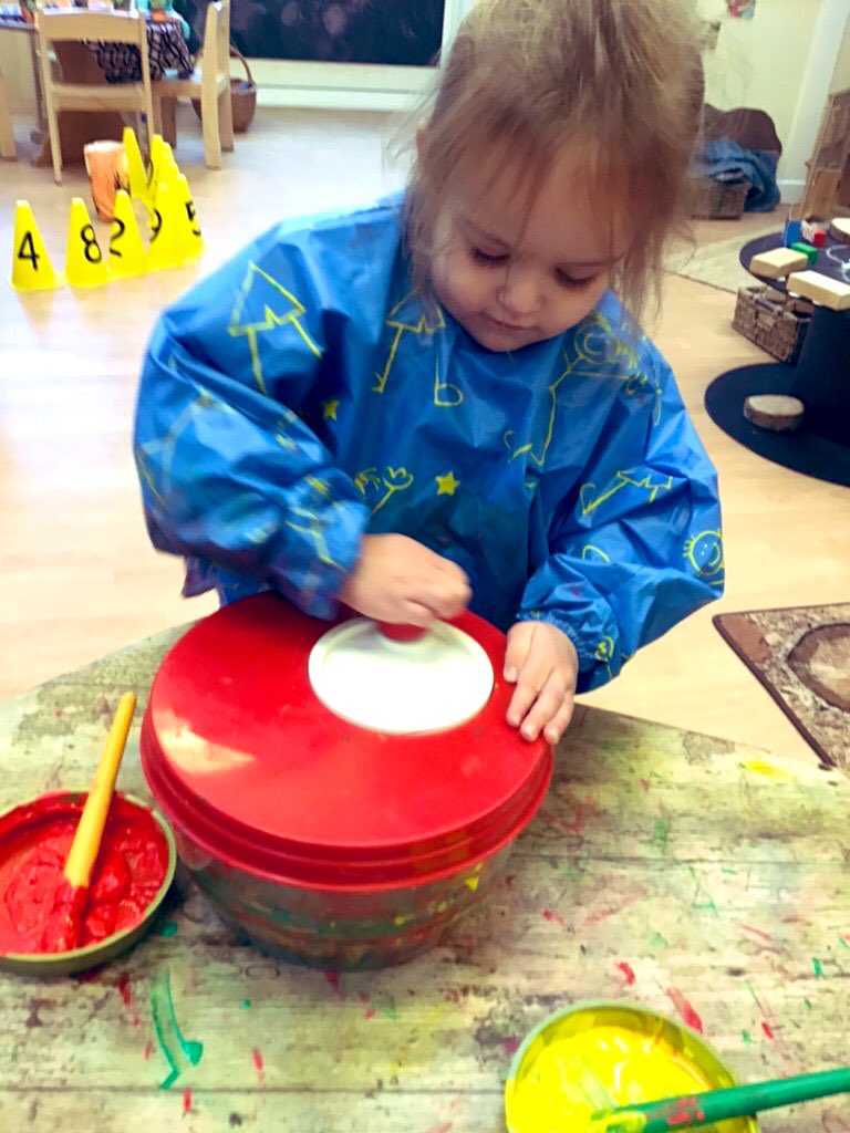 Robins_HMCS's tweet image. This week our Nursery Wrens have been exploring making marks with paint to create firework pictures #WeAreCurious @EYTagteam #MakingMarks
