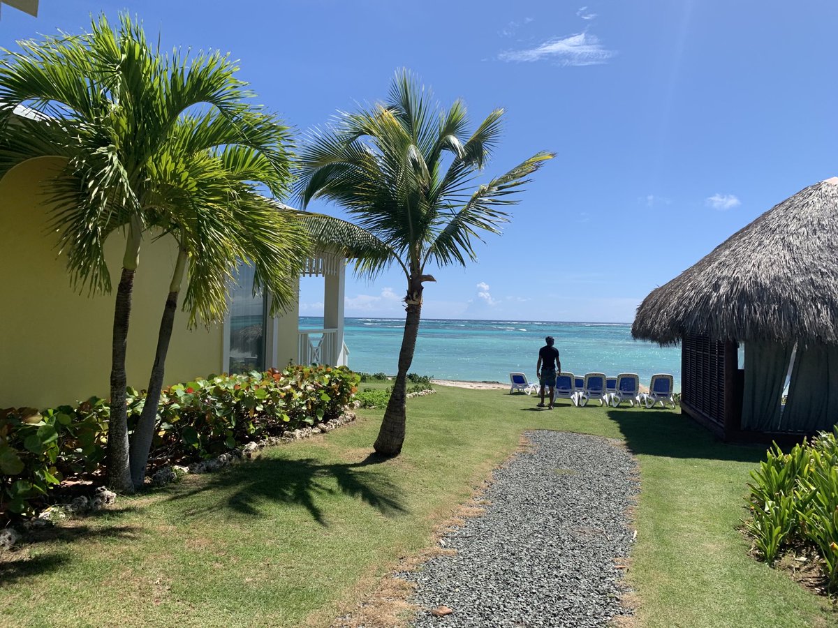 DouglasBorrell's tweet photo. Vive bajo los rayos de sol, disfruta el  sonido del  mar y acaricia el aire frío de esta época. https://t.co/5m5O6IaF37