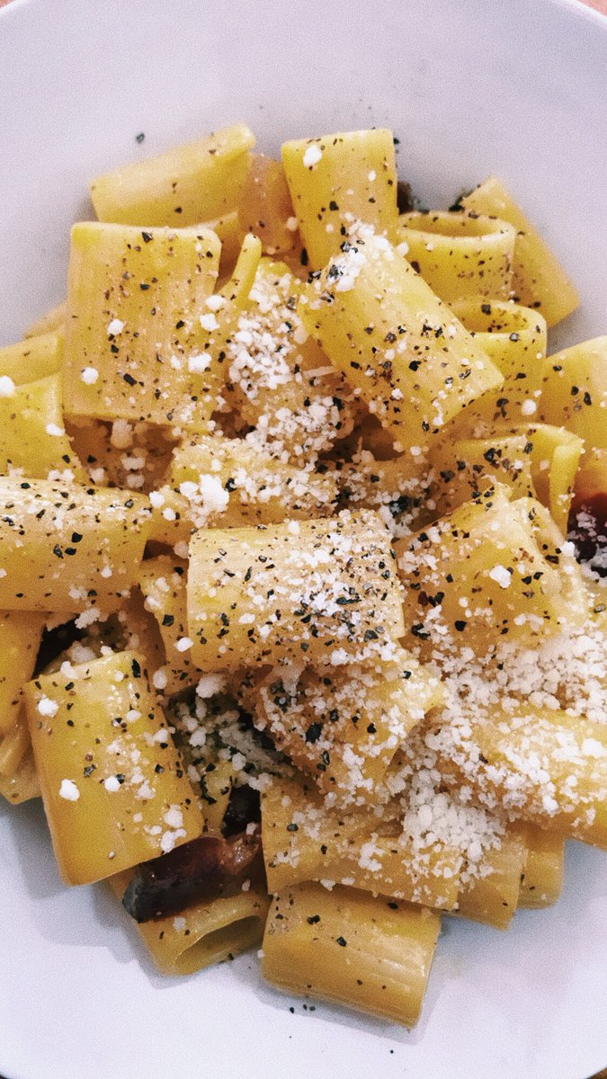 francedangelit's tweet photo. Una cosa que sé hacer en mi vida, la carbonara 🥰 https://t.co/B5kgHM9mLy