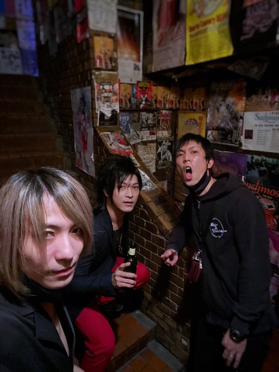 syun_0321's tweet photo. "黒猫財閥"のサポートでギターを弾いて来ました!
実は、昨日のデザフェスにて、この衣装に合うかなと思ってピアスとネックレスを買ったんだけど、大きめのにして正解だった。
凄くエモーショナルなライブでした!
次回は、12月18日
同じく三軒茶屋にて
楽しみに。
#301studio #デザフェス #黒猫財閥 https://t.co/SXZrUpkWoL