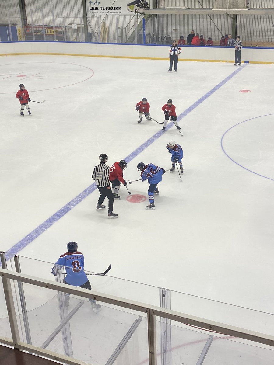 Har sett barnehockey fra tribune og ikke boks for første gang på lenge. Og jeg legger merke til hvor ofte spillerne ser opp på foreldrene på tribunen. De søker blikk, nikk og bekreftelse. Husk det neste gang, da mamma og pappa! <a href="/norskishockey/">Norges Ishockeyforbund</a>