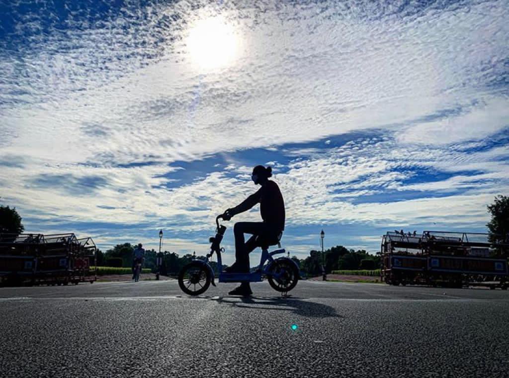 YuluBike's tweet photo. We don’t know about ecstasy but the desire to ride a Yulu is in both our minds and souls.
Wonderful picture by - kaandi.aman_
#Yulu #SundayWithYulu #WeekendWithYulu #photography #ridesafe #ridesolo #ridyulu #fun #travel #explore #justyuluit #onroad #easytoride #staysafe https://t.co/p8B9EVq1be