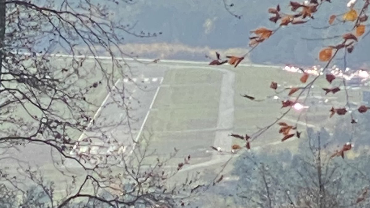 KloeppingMarcel's tweet photo. Um 3pm hebt mit der letzte #TXL Flieger ab. War nicht immer leicht mit dir. ABER: Du hast Mauern &amp; Vorhänge überwunden. Du hast Geschichte geschrieben. Gleich bist du selbst Geschichte. Viele Grüße vom Runway #Oerlinghausen. Mach’s gut #TXL und Alles Gute @berlinairport https://t.co/L1G6Zpojin