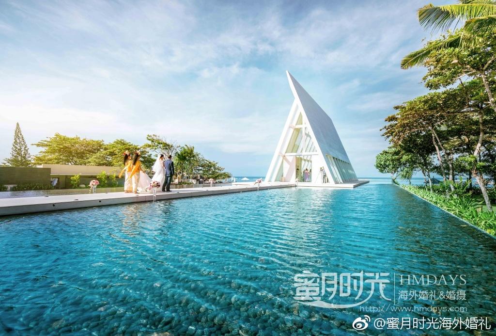 Hmdayswedding's tweet photo. 巴厘岛港丽无限教堂人字形的外形设计，水上新人通道一直连向远方的无限教堂。从视觉上，无限教堂看起就像是在碧蓝海天一线之间，加上周围水池和海洋的衬托，象征着甜甜蜜蜜到永远的意味，让人记忆深刻，在这里举办海外婚礼，绝对是新人首选！水
----
we-chat: hmdays-wendy or hmdays999
email: se... https://t.co/jnnIFbO9Y5