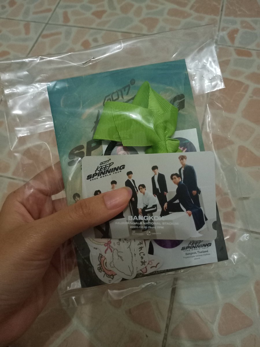 JB_LimJB's tweet photo. เมื่อวานไปคืนบัตร มีพี่คนหนึ่งให้ของแจกมา ของน่ารักมากๆ ขอบคุณนะคะ🙏🏻❤
ปล.พี่พนักงานทำไมเจาะบัตรหนูแบบนี้😂 
#GOT7KEEPSPINNINGinBKK https://t.co/qeHCTD0E9f