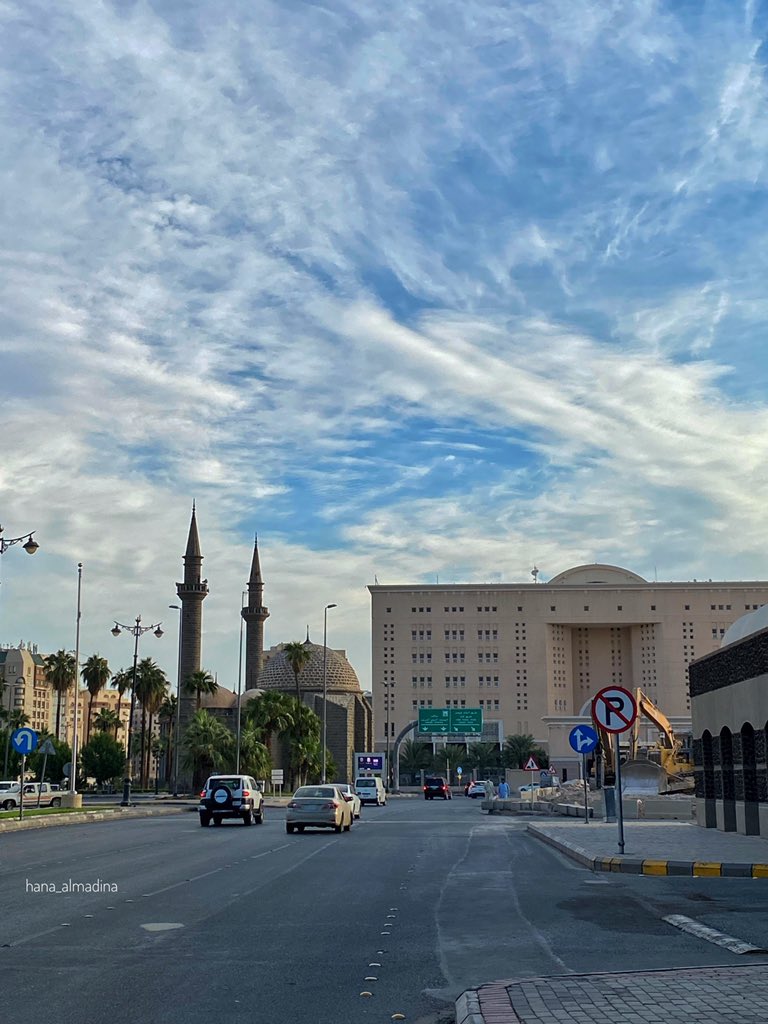 hana_almadina's tweet photo. #امطار_المدينه 
تخطفين القلب وأرضك جفاف شلون لو غيم سماك و أمطرت https://t.co/Fwyg0YrG8a