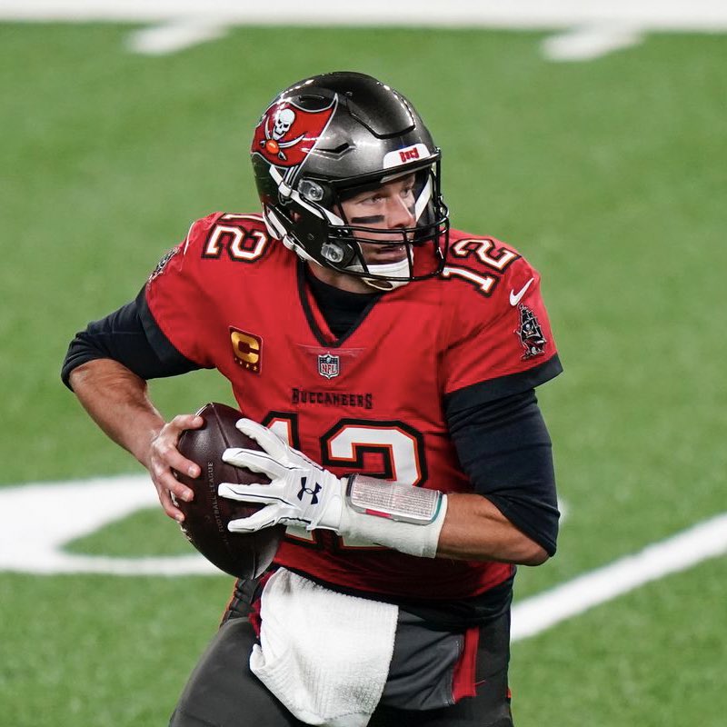 TomBradyEgo's tweet image. Who will have the better game tonight? #GoBucs 

RT for Tom Brady 
Do nothing for the Saints QB