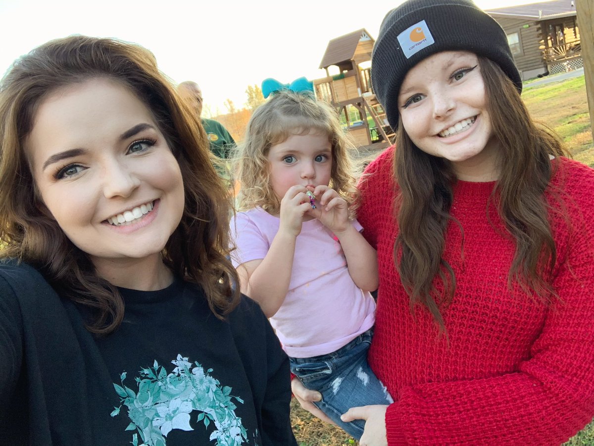 kelsi_slone's tweet photo. Keep my lil sis in your thoughts, prayers, and good vibes💕 chemo has been hard on her &amp; she goes to Cincinnati next week for her second surgery. She should be enjoying her first yr of HS, but her attitude and positivity despite all of this is so so humbling 😭❤️ #fuckcancer https://t.co/HH6PNqhEDP