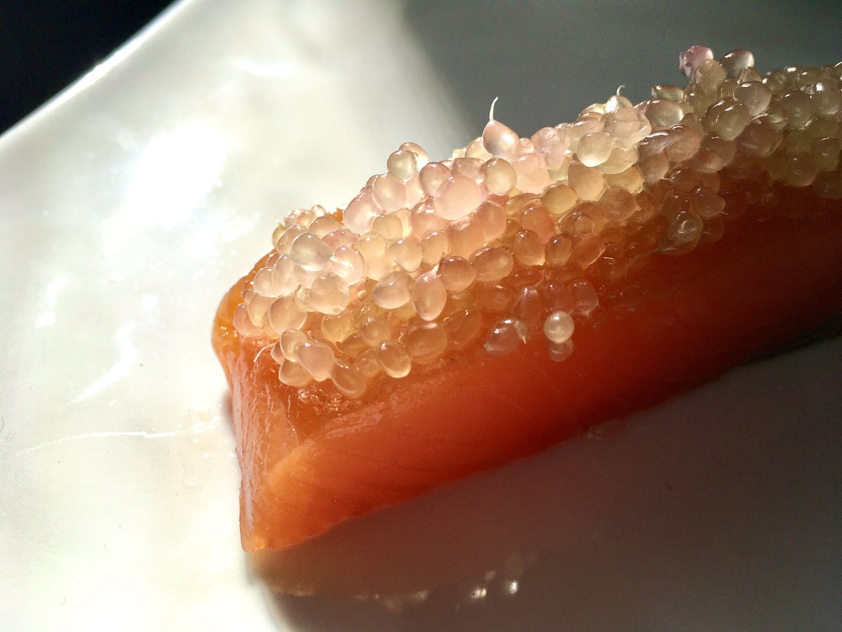 Budhashand's tweet photo. #fingerlime #citruscaviar #caviarcitrico  sobre salmón ahumado en taco. ¡Una delicia! https://t.co/CLJXDRI5Dl