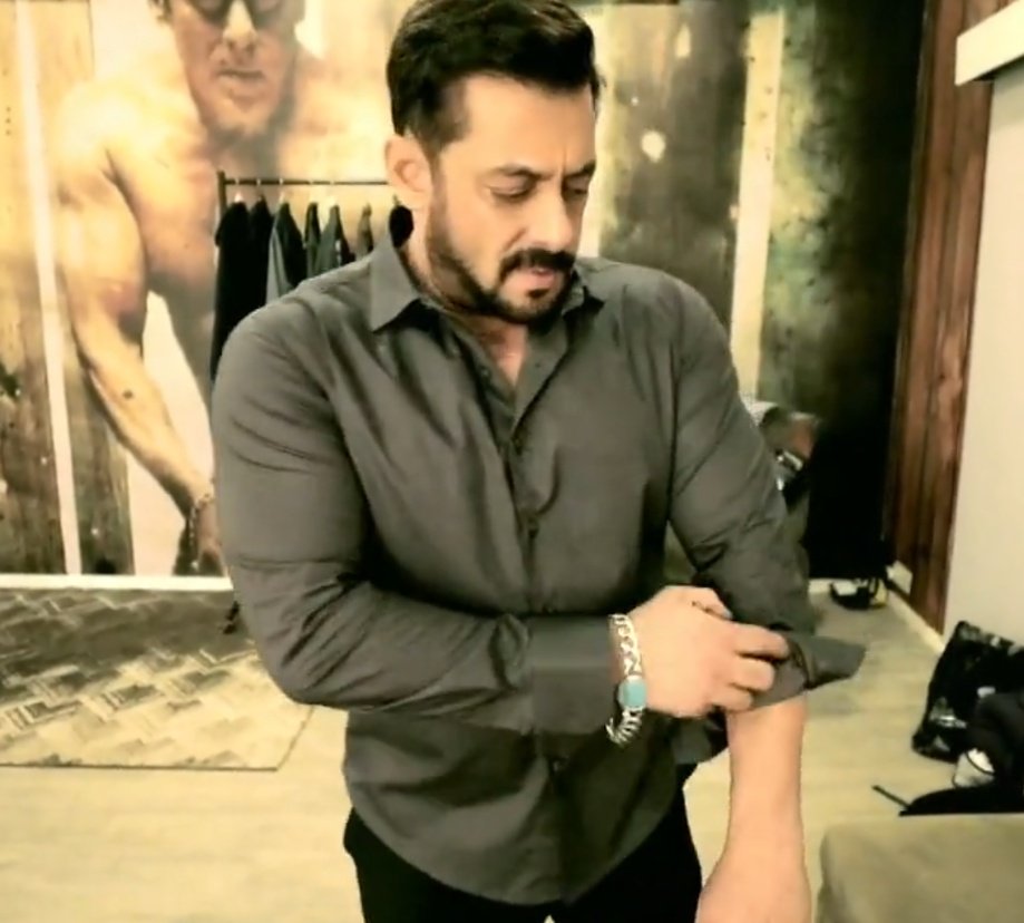 SalmanK12853399's tweet photo. โโ-"54 Age? Really ๐ฅฐ What A
Charming Man ๐๐๐ฅฐ
::-:
#SalmanBhai Ap To 25 Ke Laundo Takkar De Rahe Ho ๐ค
:-::
#MaashAllah @BeingSalmanKhan #Bhai ๐ ๐ ๐๐ป๐
::-:
#BiggBoss14 #BB14 #BiggBoss2020
#BeingSalmanKhan #SalmanKhan https://t.co/lOHgq0eAu1