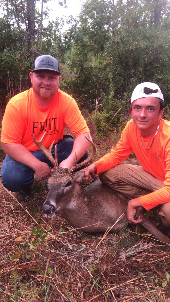 drewrogers006's tweet photo. Big buck down in front of the hounds 🦌💨 https://t.co/qbwNPvoWr8