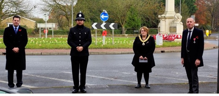 Humberbeat_NL's tweet photo. #Brigg Thank you to the Mayor of Sharon Riggall, Councillor Robert Waltham MBE and Andrew Percy MP for Brigg and Goole in joining me this morning to pay our respects at the cenotaph in Brigg. #PcGrant https://t.co/0nJmmcPkUI