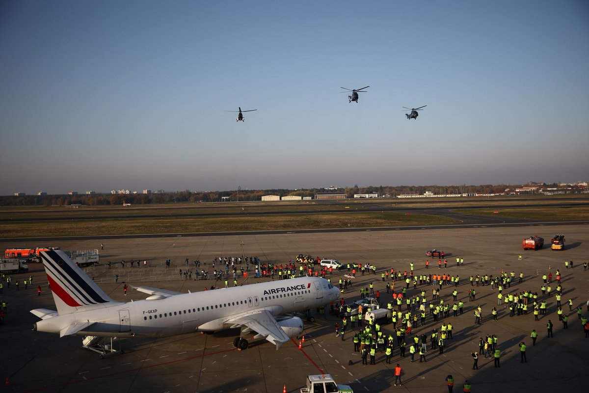 airplusnews's tweet photo. 🇩🇪 La police berlinoise parade en hélicoptère avant le décollage du tout dernier vol à Berlin Tegel.

▫️Les derniers passagers embarquement à bord du vol Air France pour Paris.

#DankeTXL 

photo Berlin Airport https://t.co/sNbONdKr6m