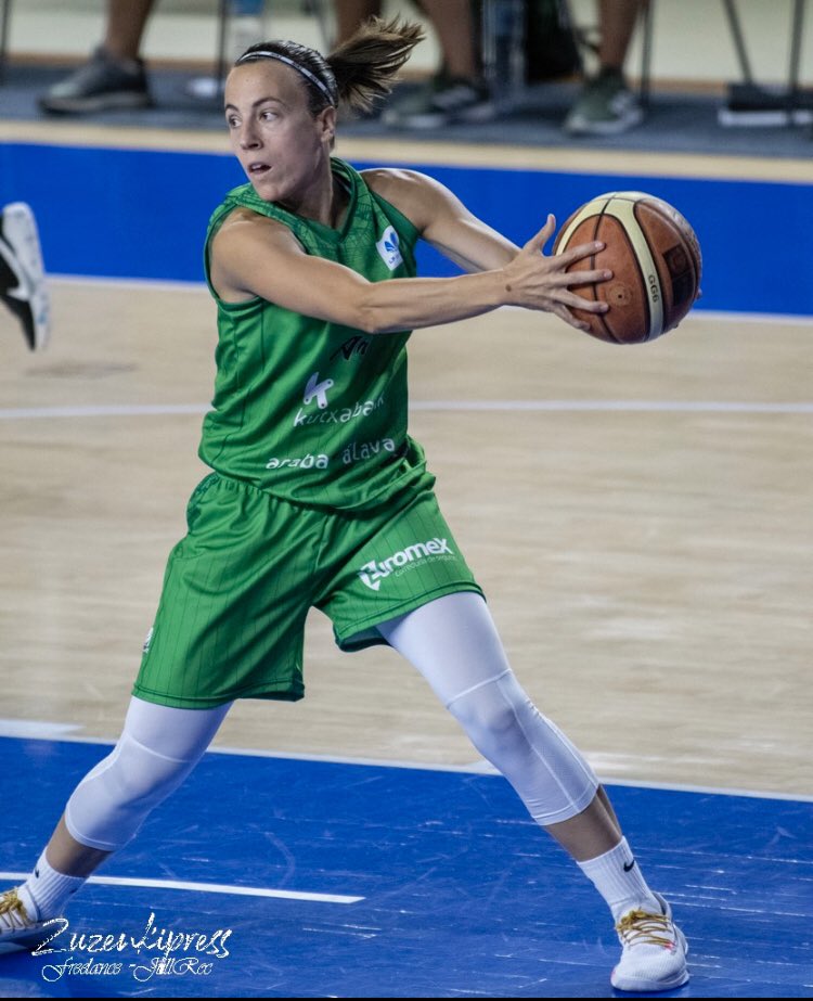 MariaAsurmendi's tweet photo. No llegamos al parón con las mejores sensaciones, pero la mirada siempre puesta en lo que está por llegar. Tiempo de recargar pilas y desconectar. 🏀
#ADNAraski #LFEndesa #disconect https://t.co/rdF2ixOxnj