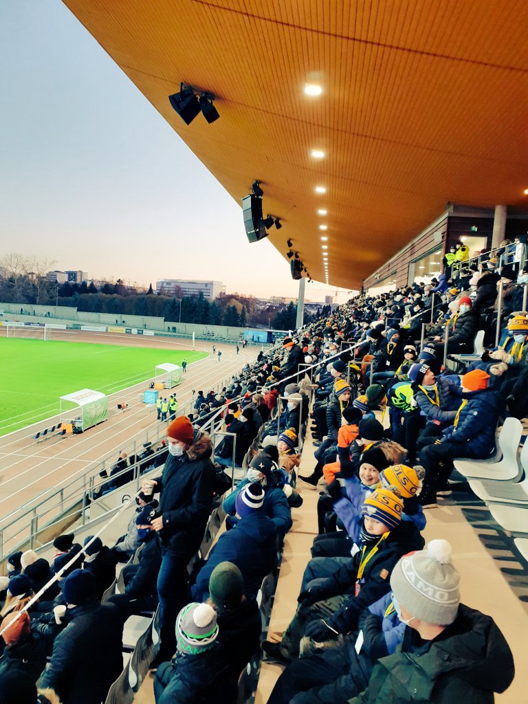 AkiHiltunen85's tweet photo. Raatissa alkaa pääkatsomo täyttymään! Kohta mennään! ⚽️🔥 #Ykkönen #ACOulu #ACOMP https://t.co/jZzMiWRbZ4