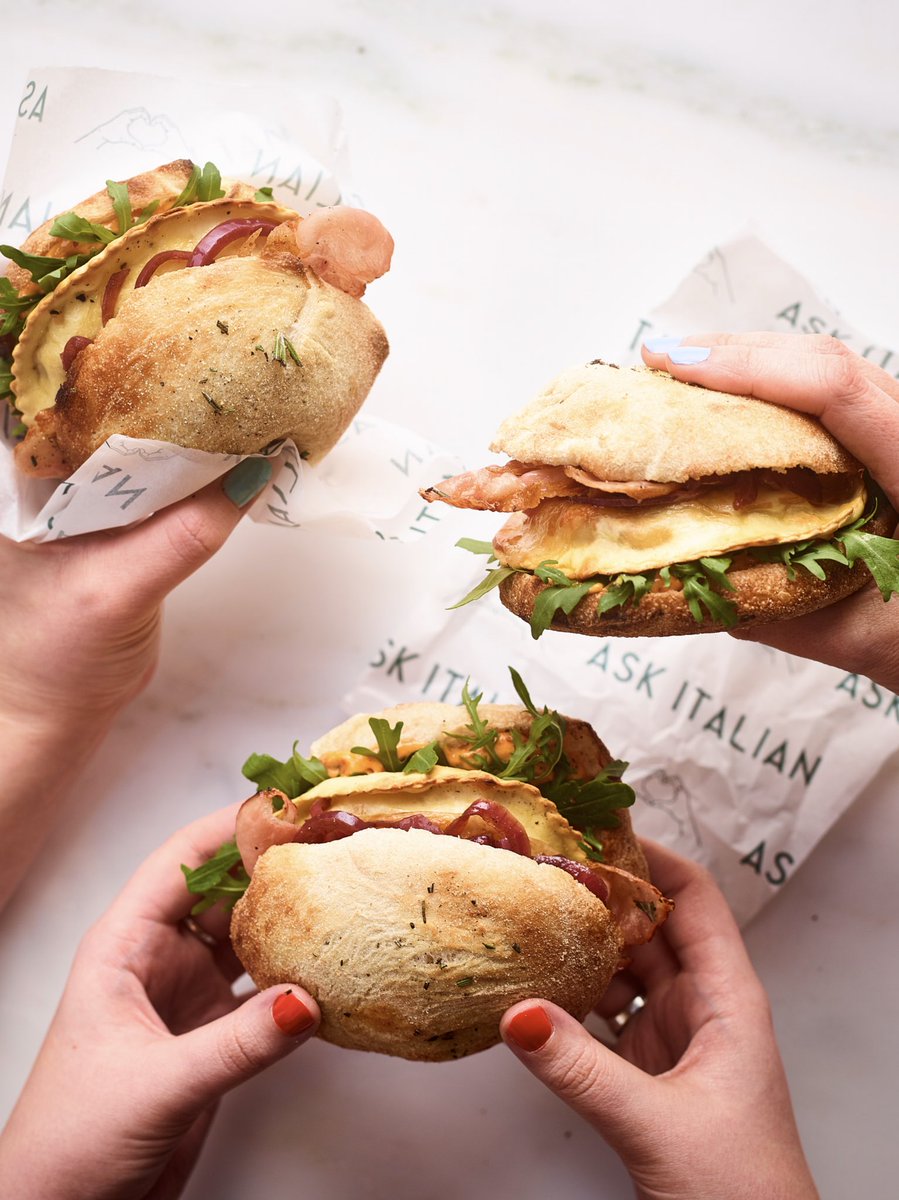 Takeaway goals for the whole household 👌🏻 our n’duja ravioli burger is topped with scamorza cheese, crispy prosciutto, balsamic red onions & spicy mayo. Link in bio for takeaway locations & services incl @Deliveroo ✨#takeaway #deliveroo #askitalian