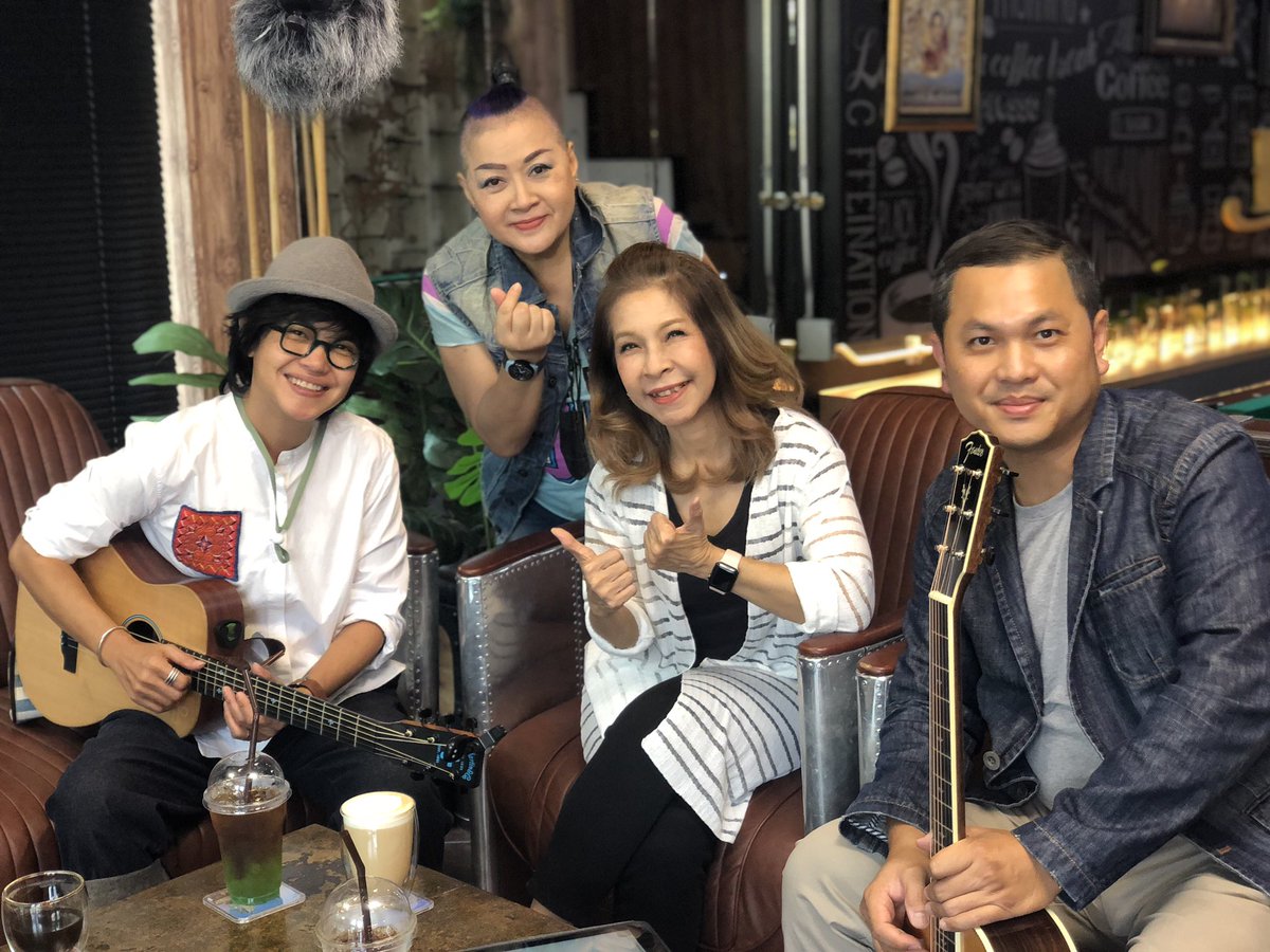 rawichin's tweet photo. Music Timeline Weekend Live สัปดาห์นี้สุดยอดมากค่ะ Perfect อัยย์ วีรานุกูล มาคุยกัน และร้องเพลงที่เลือกแล้วว่ามีความหมายให้ฟัง 👍😍❤️❤️ #perfect #musictimeline #weekend #live ชมย้อนหลังได้ที่ FB page : Music Timeline ค่า 😍 https://t.co/EjWCjB6HuH