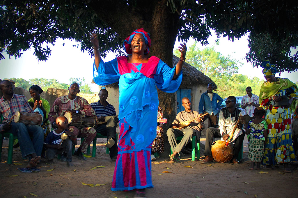 Uhuru_rw's tweet photo. #Uhuru 115. #griot: storia, racconti, l’ambito sociale e culturale e la musica dei/delle cantori che tramandano la #storia #popolare
Notizie su base #militare #USA in #Niger e l’attacco della destra religiosa ai #diritti
https://t.co/z2MyOdPkKd
 #Africa #Gambia #Guinea #Mali https://t.co/Wf6lPTZaqa