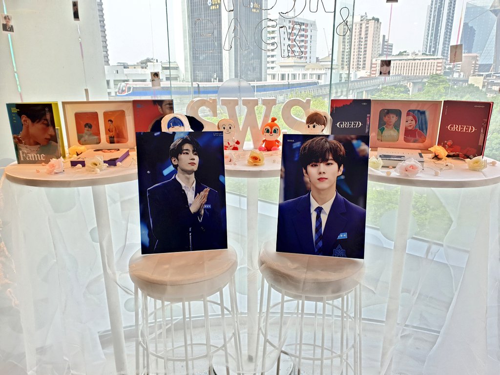 paow118's tweet photo. ❤ขอบคุณกอว.ของทุกคนเลยค่ะ จัดเฟ่ๆได้สวยงามสมพระเกียรติซึงอูซอกมากๆ แต่เหตุใด..สแตนดี้น้อลอุ๊ต้องไม่ใช่ของพี่ละคะ พี่อุตส่าวิ่งไปหาหนูเพราะคิดว่าเป็นชื่อพี่ สรุปออกเสียงเหมือนกันแต่คนละแอค พี่เสียใจนะคะ อุแง่😫 #ToTheMoonAndBackSWS https://t.co/TiE4auEF8U