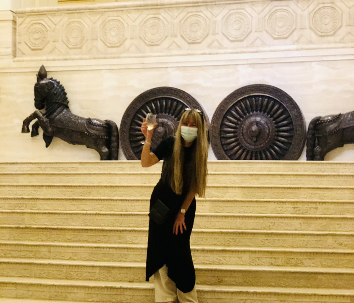 sally26snt's tweet photo. Making the most of it! 🍸 😷 
🇮🇳 
#appropriatelydressed https://t.co/VnZ0XJNfzJ