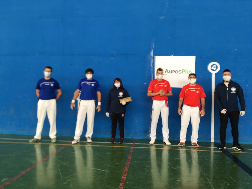 LIGA DE CYL DE MANO - 2ª jornada - ONTALVILLA DE ALMAZÁN (Soria).
Los tres partidos de la jornada llegaron al tercer juego. Las parejas ganadoras fueron:
- Mediavilla - Jonathan.
- José María - Plaza.
- Molina VII - Cabrerizo.
fepelotacyl.es/2020/11/08/seg…
<a href="/CyL_enJuego/">CyL_enJuego</a> <a href="/itorres1973/">Iñigo Torres</a>