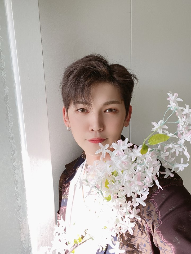 UP10TION's tweet photo. [#쿤] 오늘은 흰꽃인데ㅎㅎㅎ🤍 https://t.co/EOFtFa3W8q