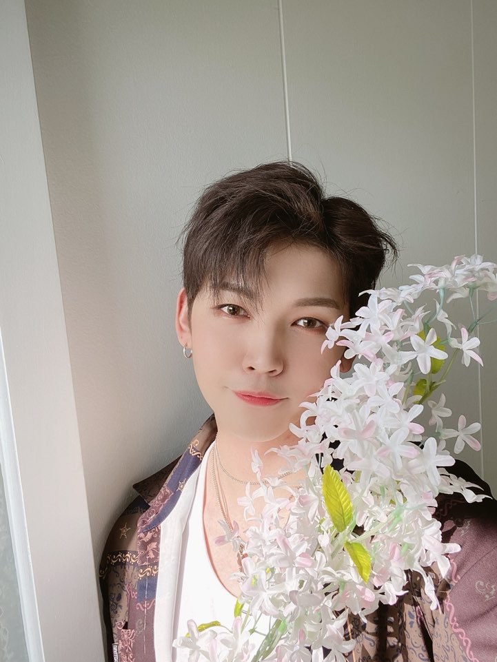 UP10TION's tweet photo. [#쿤] 오늘은 흰꽃인데ㅎㅎㅎ🤍 https://t.co/EOFtFa3W8q