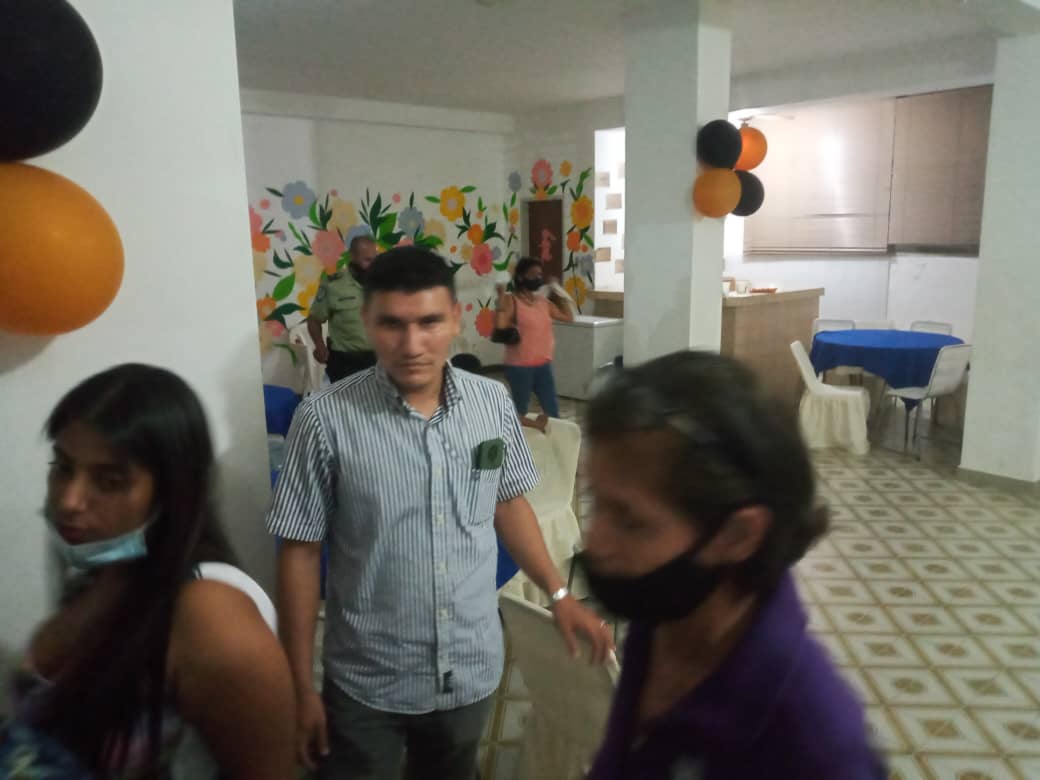 PolisucreOficia's tweet photo. #08deNoviembre | Atendiendo el llamado de los residentes de la calle María Auxiliadora de #LosRuices donde se llevaba a cabo un fiesta con personas irrespetando el decreto de #EmergenciaSanitaria atentando contra la salud, la Paz y tranquilidad de los vecinos. https://t.co/pP3gbwwAOr
