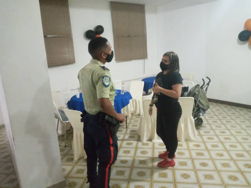 PolisucreOficia's tweet photo. #08deNoviembre | Atendiendo el llamado de los residentes de la calle María Auxiliadora de #LosRuices donde se llevaba a cabo un fiesta con personas irrespetando el decreto de #EmergenciaSanitaria atentando contra la salud, la Paz y tranquilidad de los vecinos. https://t.co/pP3gbwwAOr