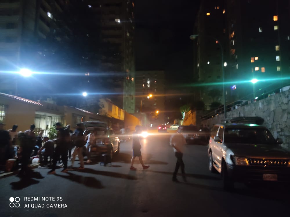 PolisucreOficia's tweet photo. #08deNoviembre | Atendiendo el llamado de los residentes de la calle María Auxiliadora de #LosRuices donde se llevaba a cabo un fiesta con personas irrespetando el decreto de #EmergenciaSanitaria atentando contra la salud, la Paz y tranquilidad de los vecinos. https://t.co/pP3gbwwAOr