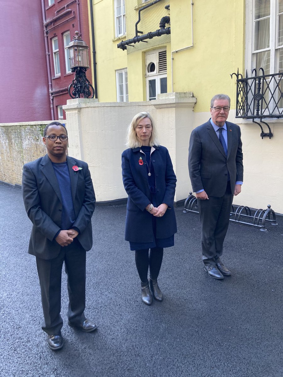 rosl1910's tweet photo. Our Chairman, Director-General and staff lay wreaths for #RemembranceSunday outside Over-Seas House, which was purchased in 1921 as a permanent memorial to fallen soldiers. https://t.co/slrMdwEnwP
