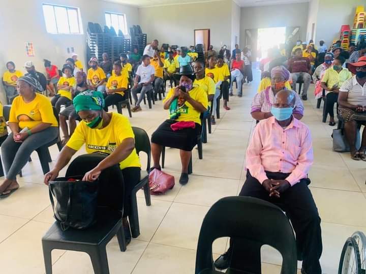 ANCECape's tweet photo. ANC Alfred Nzo RTT member  Cde Pulelo Mohale  addressing Ward 24 Siyanqoba Rally @ Ebenezer Community Hall in Mbizana, Alfred Nzo region mobilizing support for 11 November 2020 by elections
#VoteANC
@OscarMabuyane 
@LulamaNgcuka 
@TSobuthongo 
@BapsMhlaba 
@pearlido 
@onkediko1 https://t.co/gPmeHjpQmw
