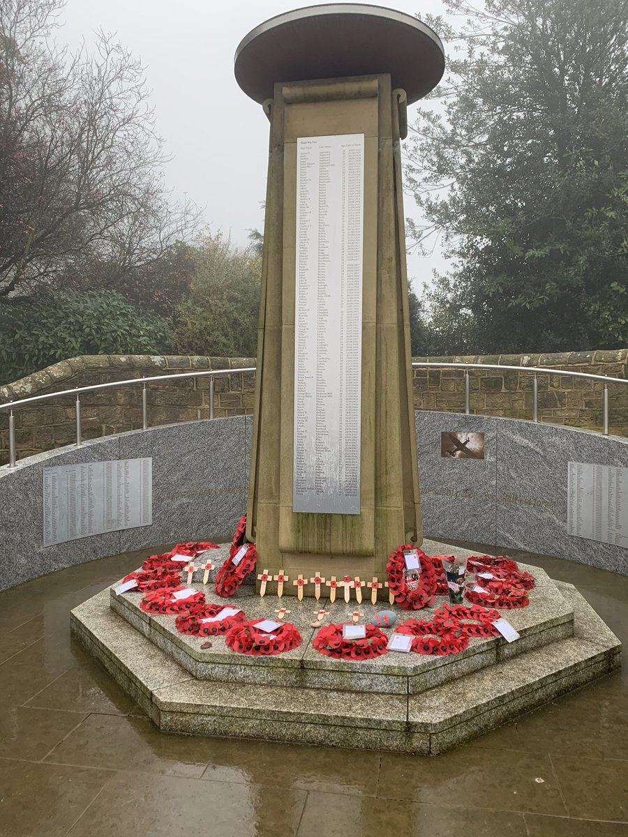 lanieb79's tweet photo. Socially distance walk around the park with @SWorldBramley as my the one other person to pay our respects on a foggy Sunday 🌺🌺 https://t.co/zq9ECWtnkc
