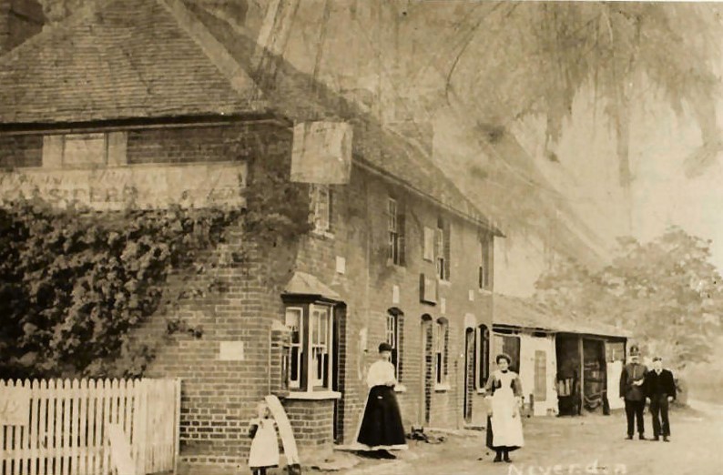 BasildonHistory's tweet photo. The original Jolly Cricketer Pub in #Nevendon. To the right of the pub is a local @UKEssexPolice Village Bobby.
@epolicemuseum
#Basildon #Essex https://t.co/qEAMuZlkeR