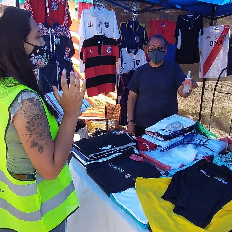 Veronica_L25's tweet photo. Hoy con el equipo de voluntarios de BAPRESENTE del Barrio Ricciardelli ( Ex 1-11-14 ) salimos a recorrer la feria para recordar el protocolo por  Covid -19 y concientizar sobre la importancia del descacharreo y prevención de Dengue . @Salas_Gabriel @MariaMigliore @JuanMaquieyra https://t.co/F2k425u5N5