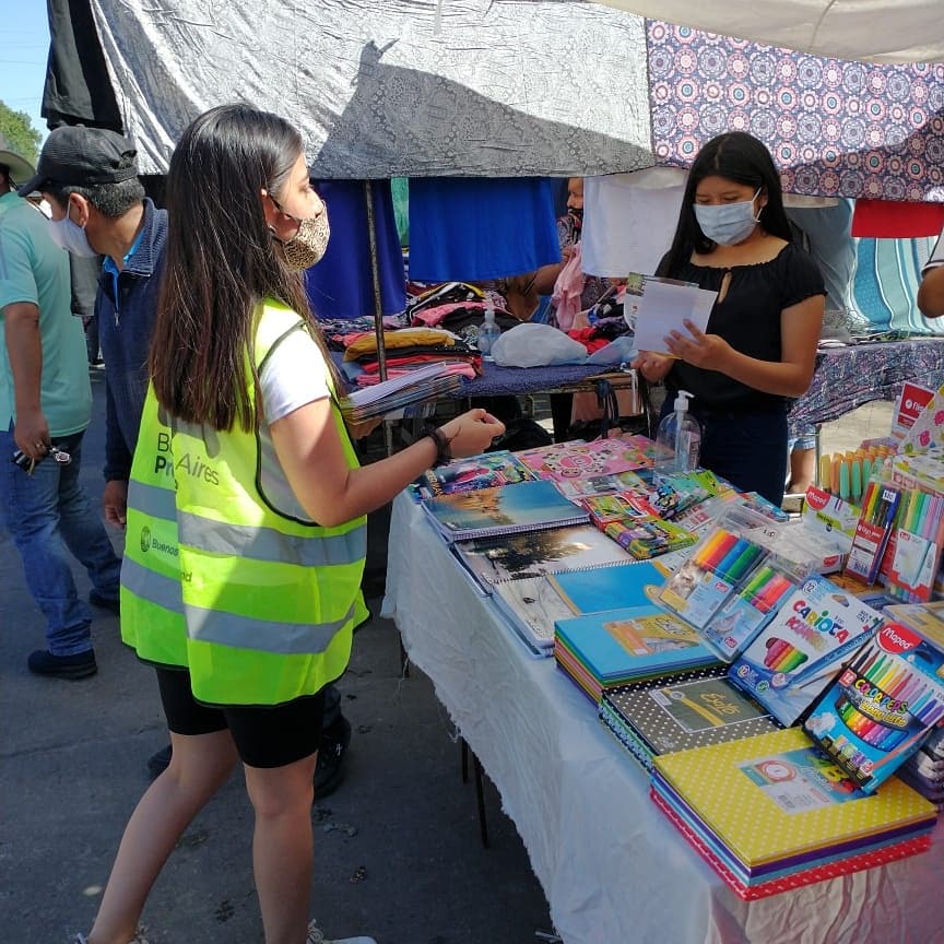 Veronica_L25's tweet photo. Hoy con el equipo de voluntarios de BAPRESENTE del Barrio Ricciardelli ( Ex 1-11-14 ) salimos a recorrer la feria para recordar el protocolo por  Covid -19 y concientizar sobre la importancia del descacharreo y prevención de Dengue . @Salas_Gabriel @MariaMigliore @JuanMaquieyra https://t.co/F2k425u5N5