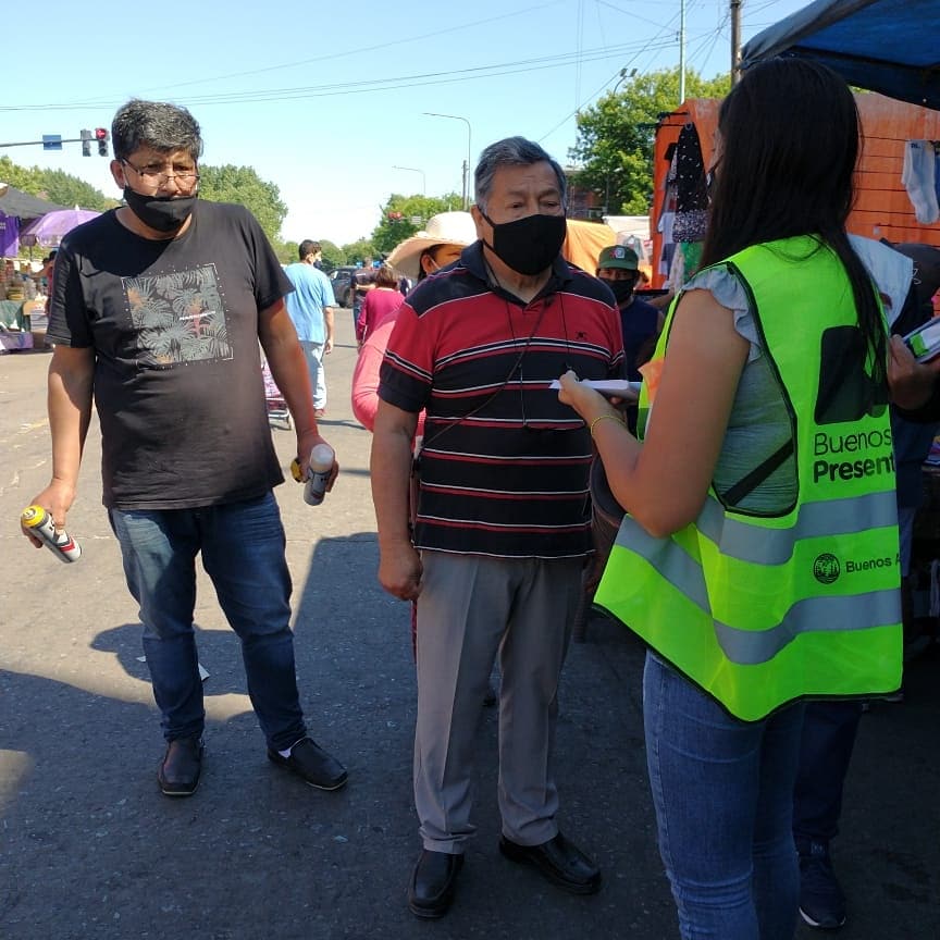Veronica_L25's tweet photo. Hoy con el equipo de voluntarios de BAPRESENTE del Barrio Ricciardelli ( Ex 1-11-14 ) salimos a recorrer la feria para recordar el protocolo por  Covid -19 y concientizar sobre la importancia del descacharreo y prevención de Dengue . @Salas_Gabriel @MariaMigliore @JuanMaquieyra https://t.co/F2k425u5N5