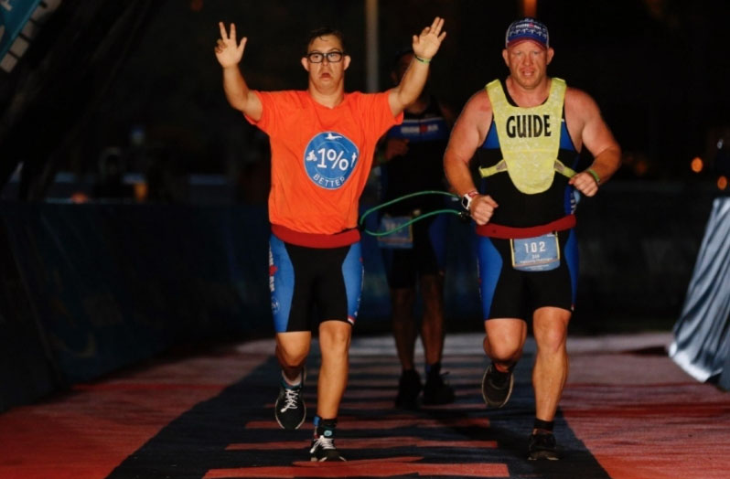 BolsaCorredor's tweet photo. 💥El primer triatleta de la historia con síndrome de down que completa un Ironman

🚴‍♂️Ha completado 3,86 kilómetros nadando, 180 pedaleando y un maratón 

“Tener el síndrome de Down significa que tengo que trabajar más duro que todos los demás"

https://t.co/Zx6jSPkHqv https://t.co/AxHBDiIgxm