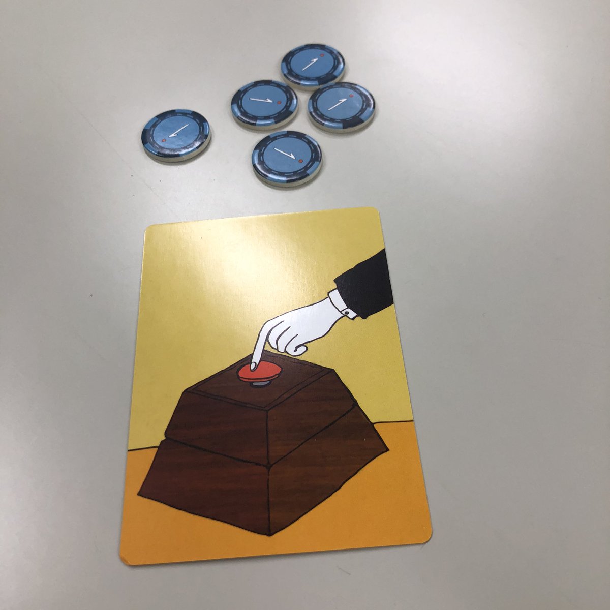 カツオ ボドゲ遊びたい マジョリティパーティー メリット デメリット のあるお題にスイッチ押すかの多数決ゲーム とにかくお題がユーモアあって面白い リスクのあるもしもボックスみたい ボードゲーム ボドゲ マジョリティパーティー