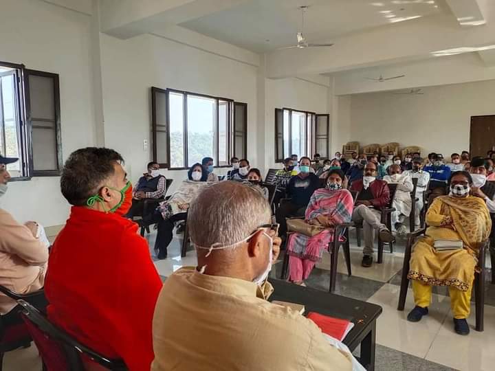 BJP4JnK's tweet photo. #DDCElection
भाजपा ��्रदेश अध्यक्ष श्री @ImRavinderRaina, भाजपा महामंत्री ( संगठन ) श्री @AshokKoul59 ने उधमपुर में जिला परिषद चुनावों के सिलसिले मे महत्वपूर��ण बैठक की। जिला के वरिष्ठ नेताओं तथा  पदाधिकारियों ने  लिया भाग । https://t.co/EGtmvElnUU