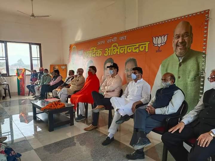 BJP4JnK's tweet photo. #DDCElection
भाजपा ��्रदेश अध्यक्ष श्री @ImRavinderRaina, भाजपा महामंत्री ( संगठन ) श्री @AshokKoul59 ने उधमपुर में जिला परिषद चुनावों के सिलसिले मे महत्वपूर��ण बैठक की। जिला के वरिष्ठ नेताओं तथा  पदाधिकारियों ने  लिया भाग । https://t.co/EGtmvElnUU