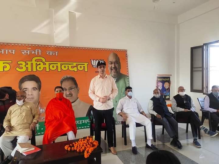 BJP4JnK's tweet photo. #DDCElection
भाजपा ��्रदेश अध्यक्ष श्री @ImRavinderRaina, भाजपा महामंत्री ( संगठन ) श्री @AshokKoul59 ने उधमपुर में जिला परिषद चुनावों के सिलसिले मे महत्वपूर��ण बैठक की। जिला के वरिष्ठ नेताओं तथा  पदाधिकारियों ने  लिया भाग । https://t.co/EGtmvElnUU