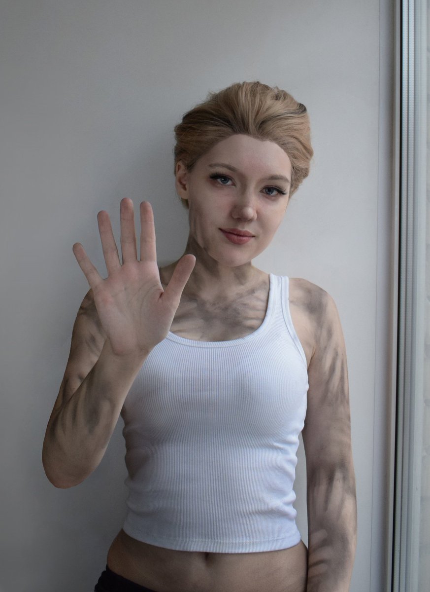 AngelinaZelda's tweet image. Fragile&apos;s here to celebrate! ✋
(decided to add handprints to maximize the number of high-fives. I look like Sam now :D)
@HIDEO_KOJIMA_EN @Kojima_Hideo @505_Games @Kaizerkunkun @darrenjcbs @KaoticSnake @teejaye84 @KojiPro2015_EN #DSHighFive @KojiProFans @KojiPro2015 #fragile #MGS